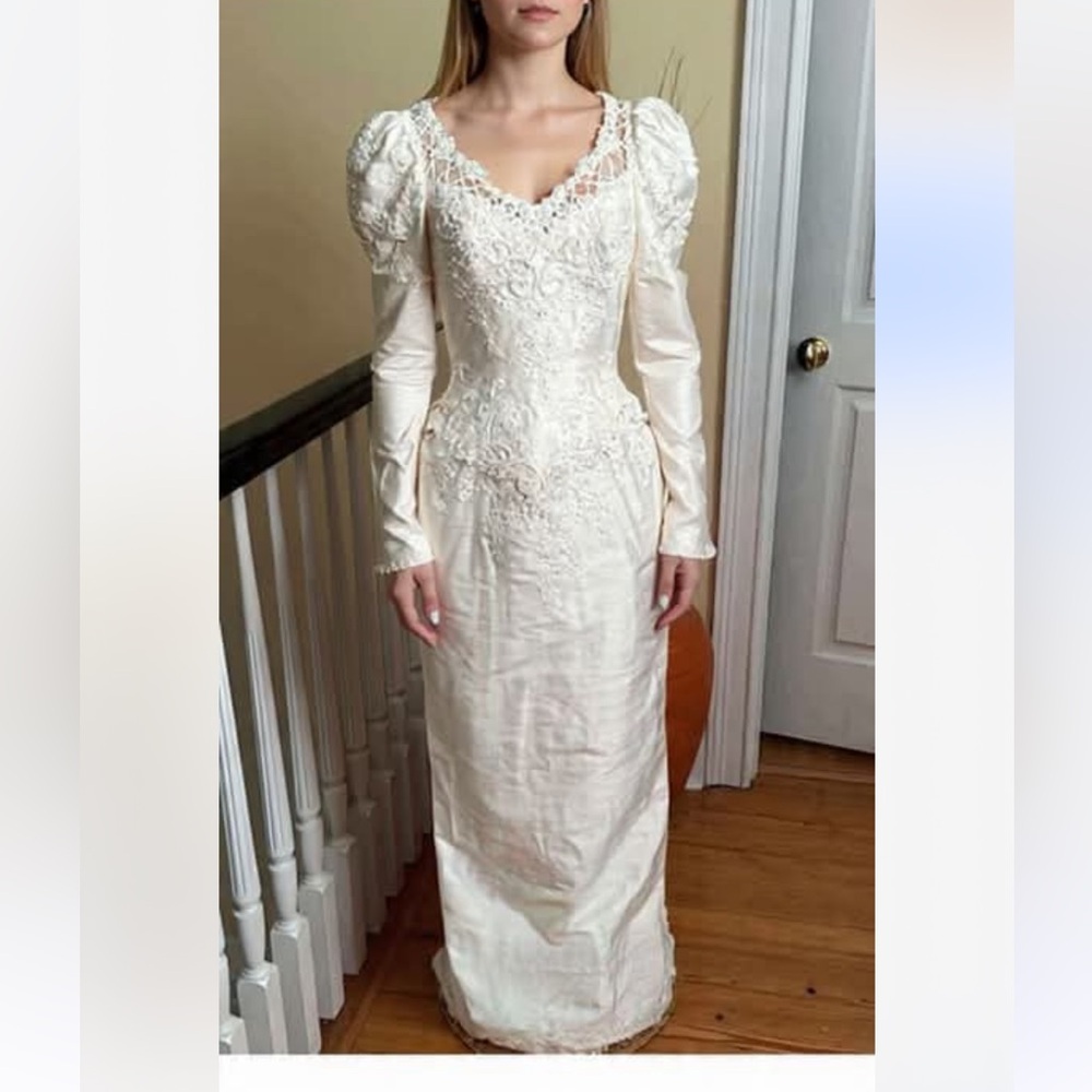 Marylise 🎈Vintage silk of white wedding dress with embroidery and pearls Belgium